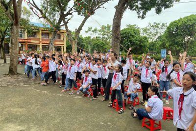 Trao tặng mũ bảo hiểm đạt chuẩn cho các em học sinh lớp 1