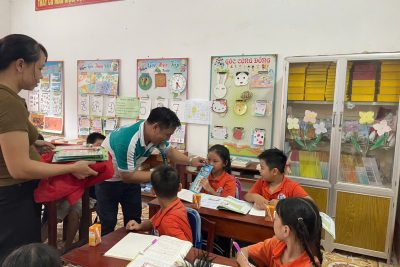 Công ty sữa KUN trao tặng 30 phần quà và sữa cho các em học sinh chăm ngoan, vượt khó của trường Tiểu học xã Nhân Bình